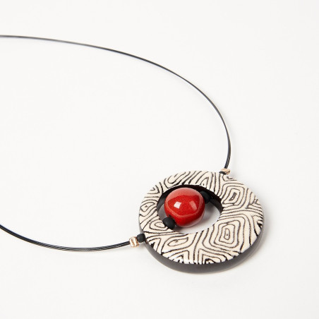 Détail collier terre vernissée rond avec boule - Art Terra