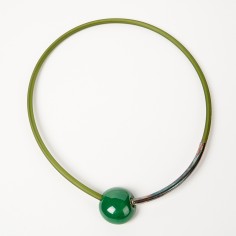 Collier pvc noir aimante sakura vert feuille - Andréani Créations