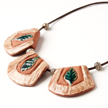 Détail Collier feuille marron - Ellen
