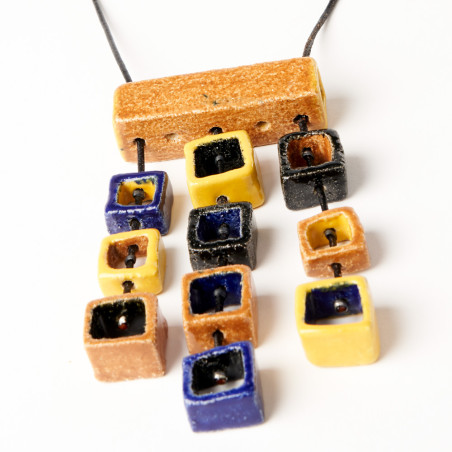 Détail Collier suspension jaune bleu - Ellen