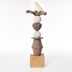 Totem oiseau blanc et terre - Le Jardin de la Terre