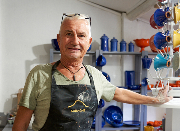 Massucco dans son atelier de potier à Aubagne